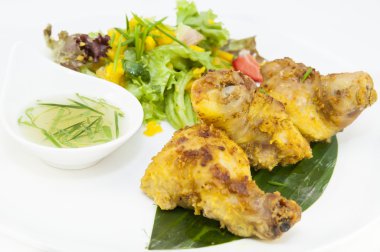 Salata ile köri tavuk