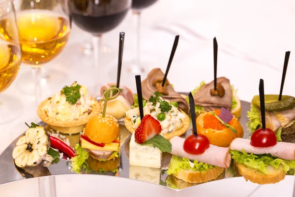 Canapés de queso, carne y mariscos — Foto de Stock