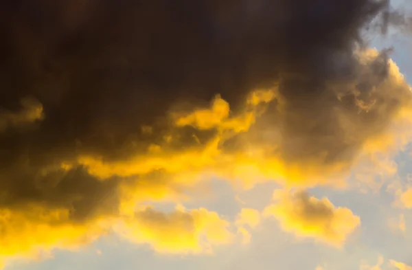 Himmel mit dunklen Wolken — Stockfoto