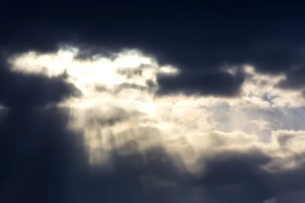 Небо с темными облаками — стоковое фото