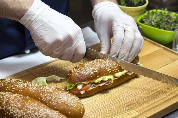 制作三明治的男性手 — 图库照片