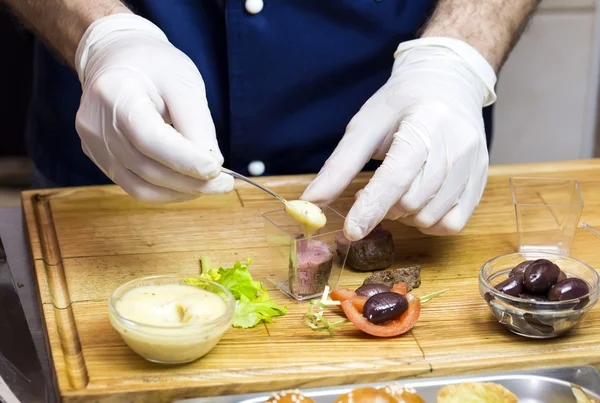 Cook preparing canapes — Stock Photo, Image