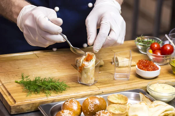 Cocinar preparando canapés —  Fotos de Stock