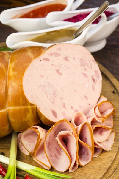 Wurst auf Holzteller — Stockfoto