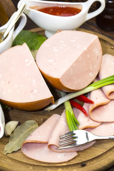 Salchicha sobre plato de madera — Foto de Stock