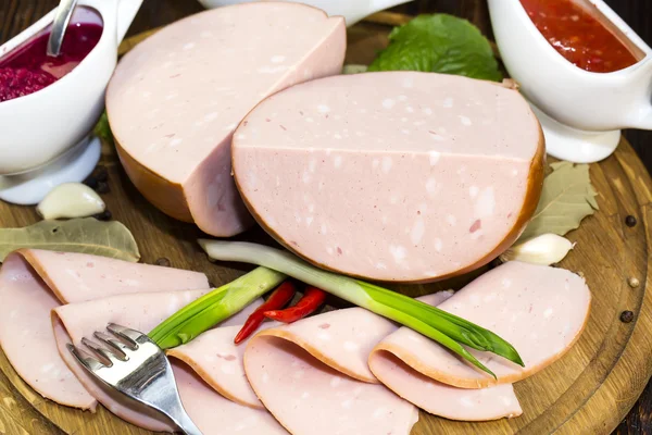 Salchicha sobre plato de madera — Foto de Stock