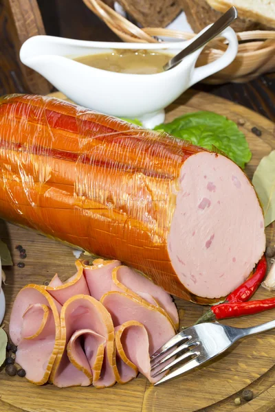 Salchicha sobre plato de madera — Foto de Stock