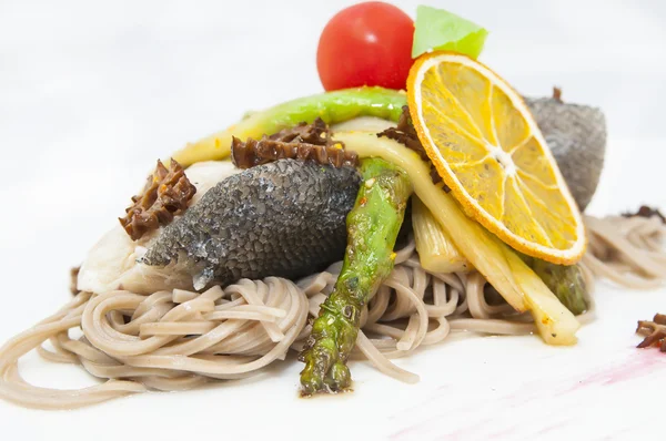Pescado al horno con espaguetis —  Fotos de Stock