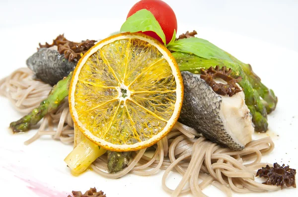 Gebakken vis met spaghetti — Stockfoto