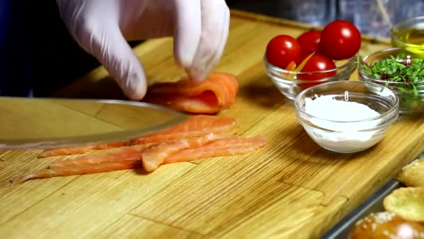 Chef bereitet Füllung für Pfannkuchen vor — Stockvideo