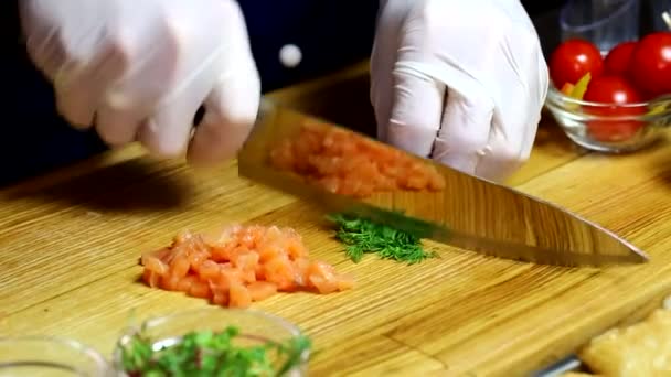 Chef-kok voorbereiding opvullen voor pannenkoeken — Stockvideo
