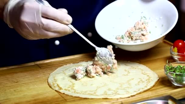 Chef-kok voorbereiding pannenkoek — Stockvideo