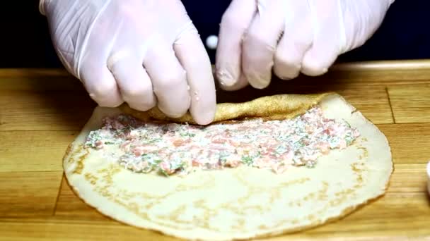 Chef-kok voorbereiding pannenkoek — Stockvideo