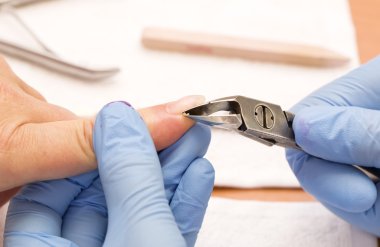 Manikür yapan kadın.