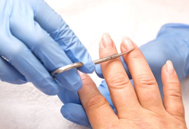 Manikür yapan kadın.