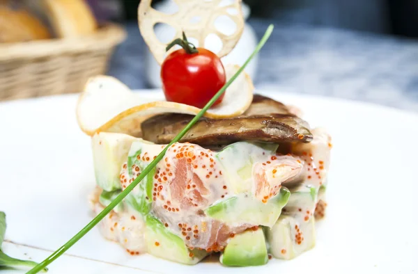 Salat, Fisch und Eier — Stockfoto