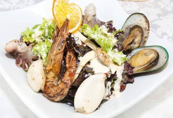 Insalata di frutti di mare in ciotola — Foto Stock