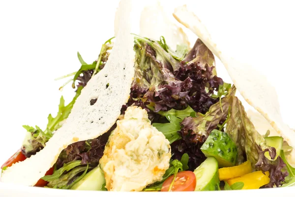 Салат с овощами и сыром — стоковое фото