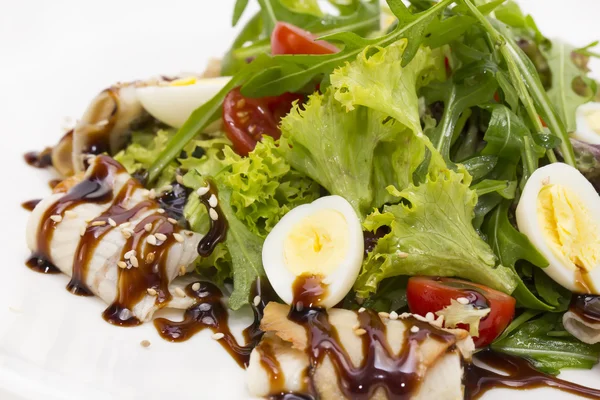 Salada com verduras e peixe — Fotografia de Stock