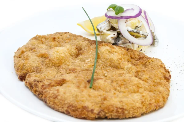 Schnitzel met plantaardige salade — Stockfoto