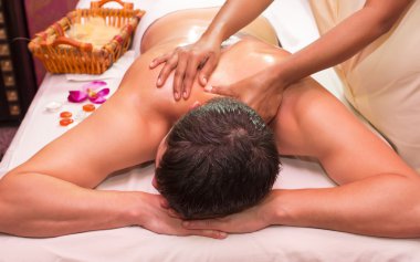 Adam spa tedavisinden hoşlanıyor.