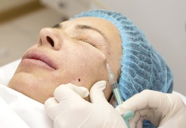 Enjeksiyon ile kozmetik tedavi