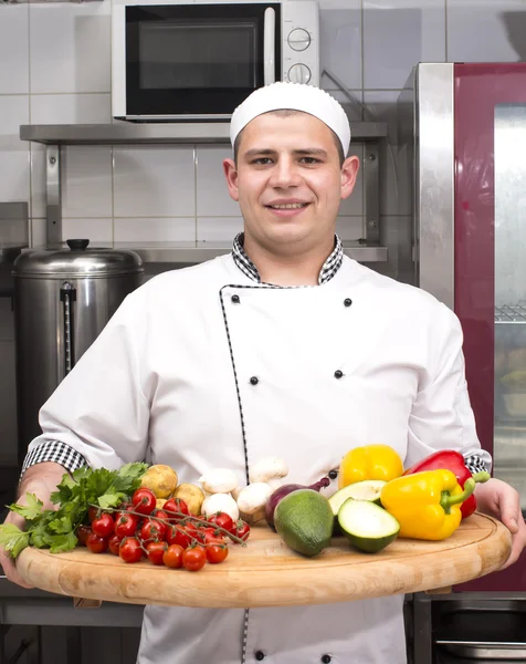 Chef préparant la nourriture dans la cuisine — Photo