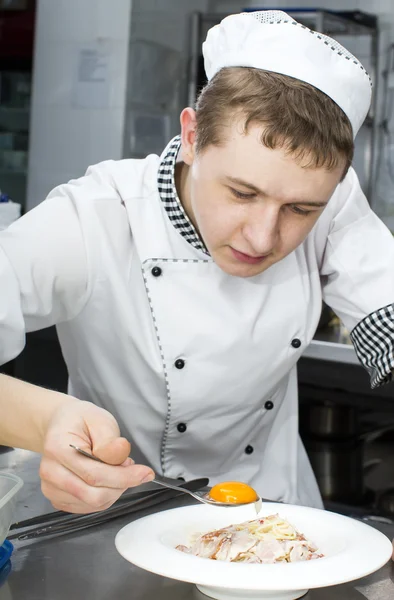 Koch bereitet Essen in der Küche zu — Stockfoto