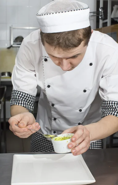 Chef preparing food in the kitchen — Stock Photo, Image