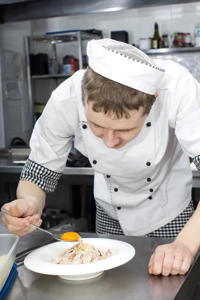 Chef preparar comida na cozinha — Fotografia de Stock