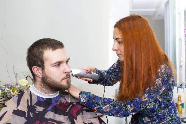 Vrouwelijke kapper op salon — Stockfoto