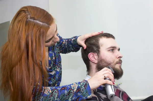 Kobiece fryzjer w salonie — Zdjęcie stockowe