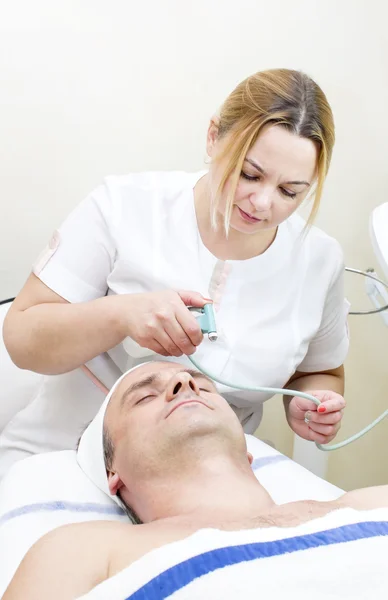 Homme dans un salon de beauté — Photo