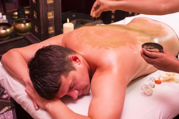 Homme bénéficiant d'un traitement spa — Photo