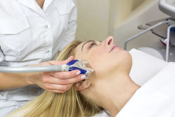 Frau in Klinik lipomassage — Stockfoto