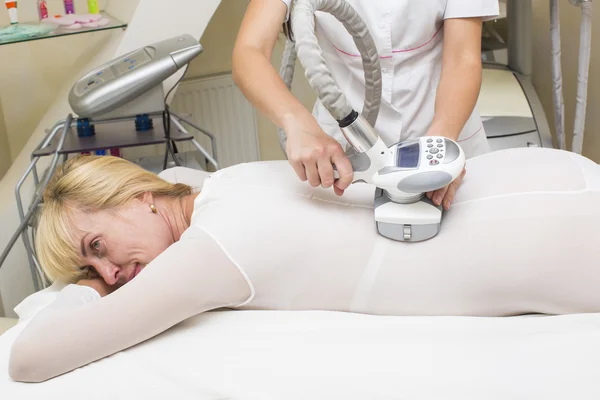 Vrouw bij kliniek lipomassage — Stockfoto