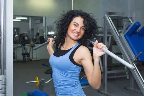 Vrouw in de sportschool — Stockfoto