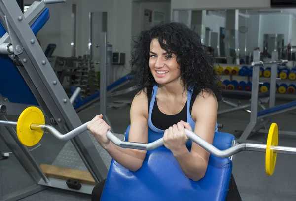 Žena cvičení v tělocvičně — Stock fotografie