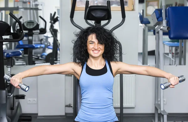 Spor salonunda egzersiz yapan kadın. — Stok fotoğraf