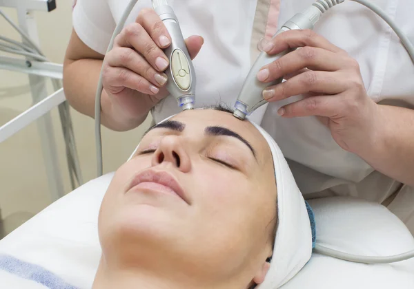 Massagem feminina e cascas faciais — Fotografia de Stock