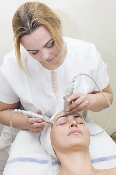 Massagem feminina e cascas faciais — Fotografia de Stock