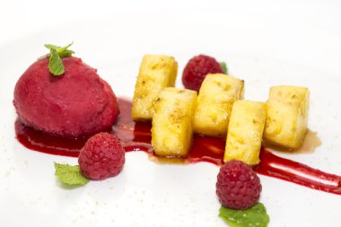 Soslu ızgara ananas