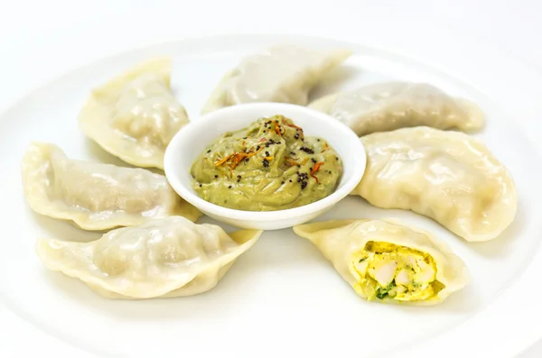 Momo di cibo con salsa bianca — Foto Stock