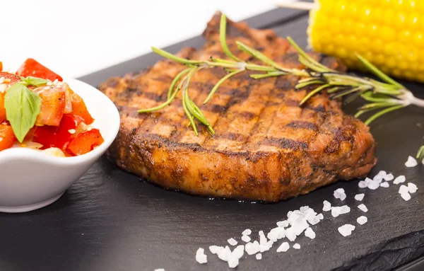 Gegrilltes Steak mit Sauce — Stockfoto