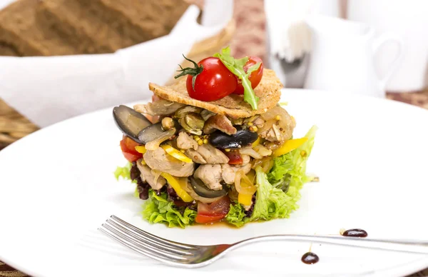 Ensalada de verduras en el plato —  Fotos de Stock