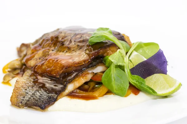 Gebackener Fisch mit Gemüse — Stockfoto