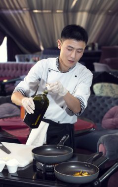 Japon Şef yemek hazırlama