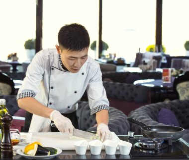 Japon Şef yemek hazırlama