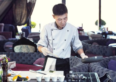 Japon Şef yemek hazırlama