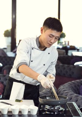 Japon Şef yemek hazırlama